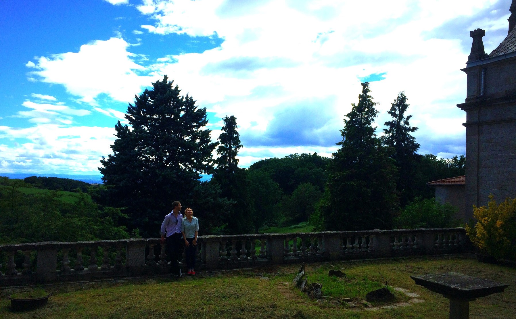 Alina & Tom in front of the château